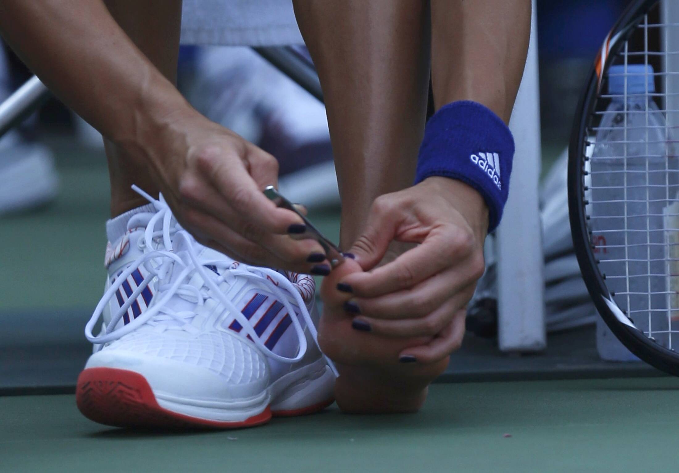 Sérvia Ana Ivanovic faz pausa para cortar unha durante partida do US Open. Foto: Eduardo Munoz/ Reuters