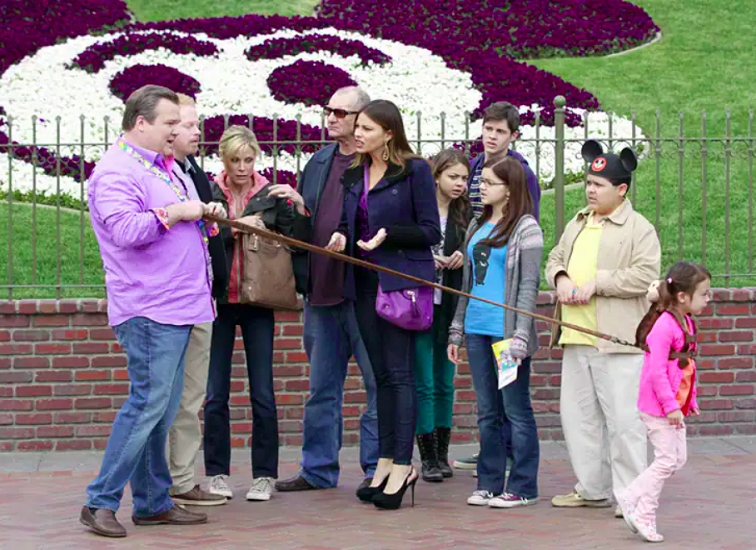 Em alguns países, como os Estados Unidos, é até comum o uso de coleiras infantis. Em um episódio da série “Modern Family”, Cameron e Mitchell utilizam a coleira em sua filha Lily durante um passeio na Disney.