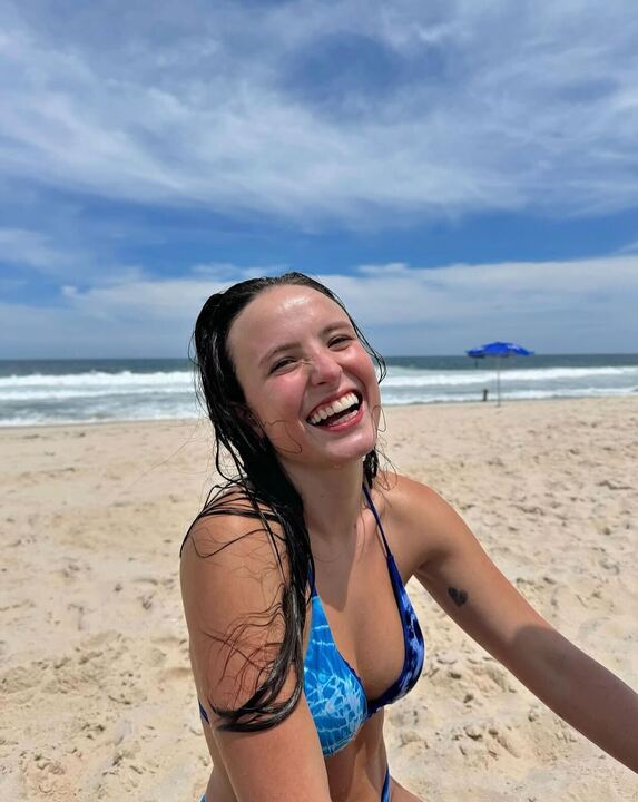 Larissa Manoela posa de bíquini em praia Reprodução/Instagram - 07.03.2024