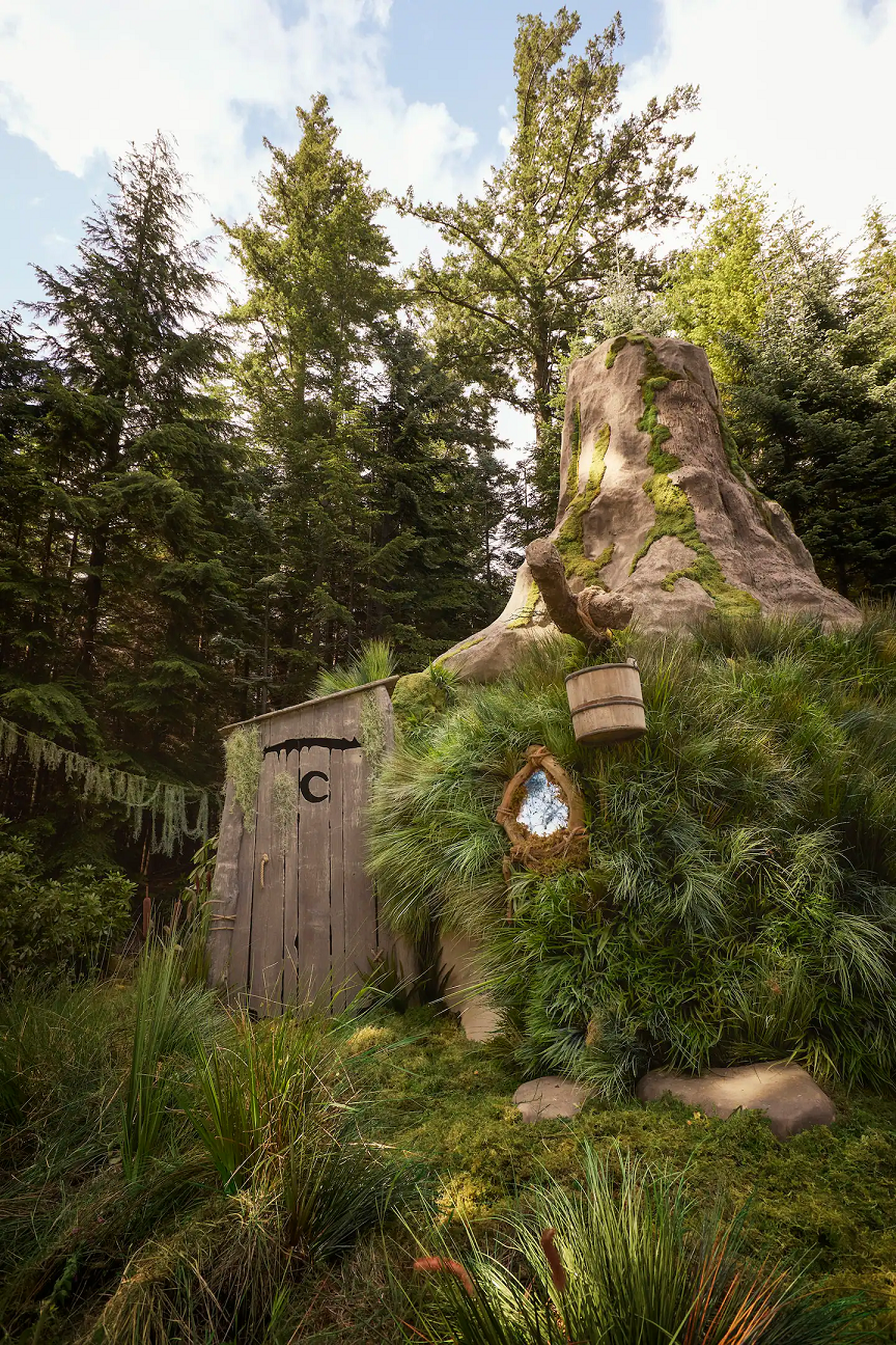 O banheiro externo fica a 20 metros da área principal, assim como visto nos filmes do ogro pela DreamWorks