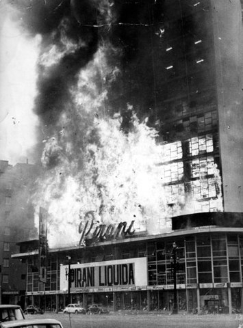 O prédio comercial tinha 27 andares e o fogo começou com um curto-circuito nos cartazes da loja Pirani. Muitas pessoas se salvaram porque a laje permitia o pouso de helicóptero para resgate.  Reprodução: Flipar