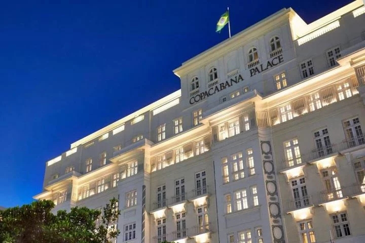 Um dos maiores símbolos do famoso bairro carioca é o Copacabana Palace, local onde diversos artistas internacionais já se hospedaram -- inclusive Madonna -- e que costuma ser ponto de referência para os palcos montados na areia da praia. Saiba tudo sobre ele! Reprodução: Flipar