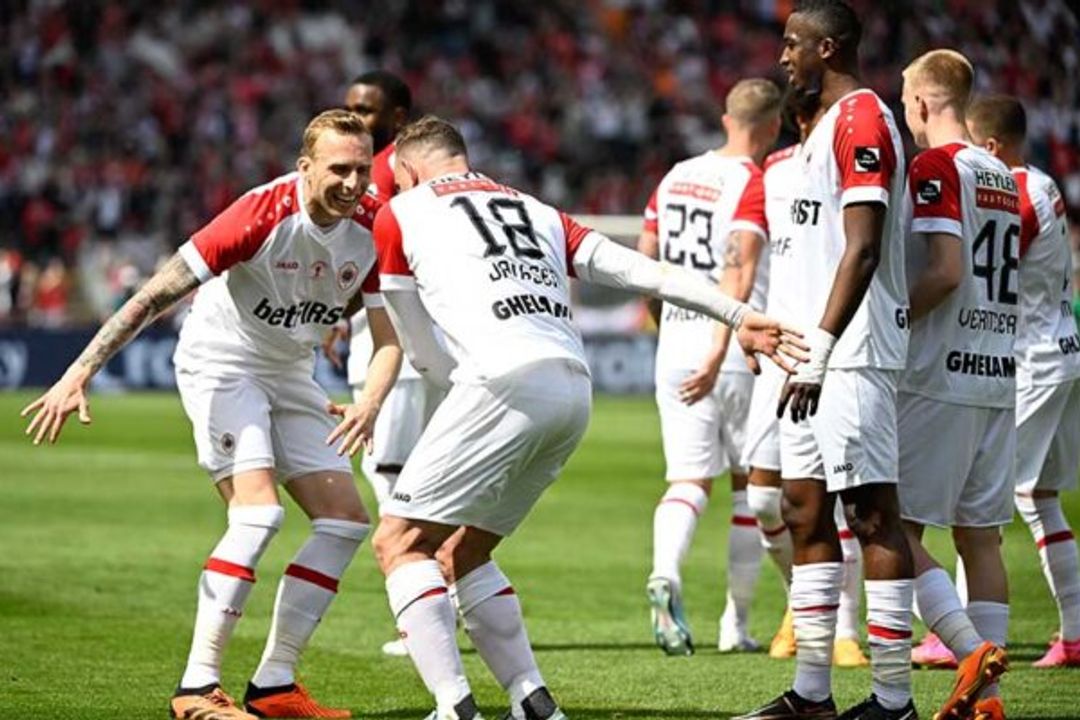 ROYAL ANTWERP (Bélgica) - Campeão belga. Jogou os playoffs e eliminou o AEK/GRE. Na foto, Janssen, atacante do time. - Foto:  - Divulgação / Royal Antwerp