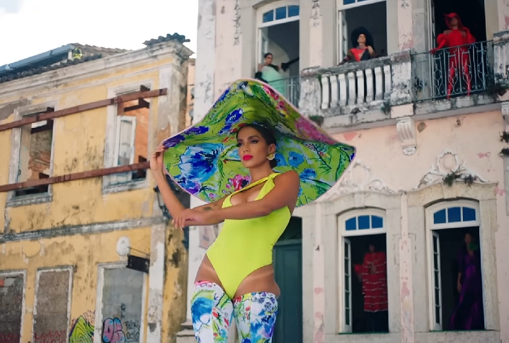 Vários clipes de artistas nacionais e internacionais também já foram gravados no Pelourinho, como “Me Gusta”, da Anitta, “The Obvious Child”, de Paul Simon, “Haiti”, de Caetano Veloso e Gilberto Gil e “Apaixonadinha”, de Marília Mendonça e Léo Santana. Reprodução: Flipar