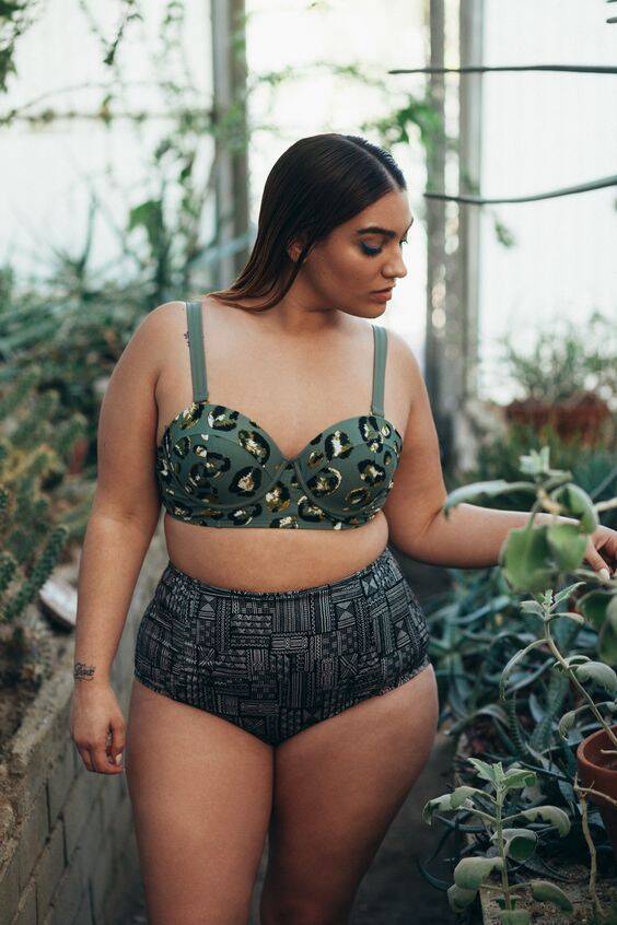 Sutiãs com alças grossas e calcinhas de cintura alta tiram o foco do centro do corpo. Foto: Reprodução/Pinterest