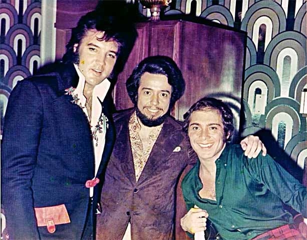 Durante uma temporada de Elvis Presley no Midnight Show, em Nevada, Sergio Mendes teve um encontro com o ícone do rock. 
 Reprodução: Flipar
