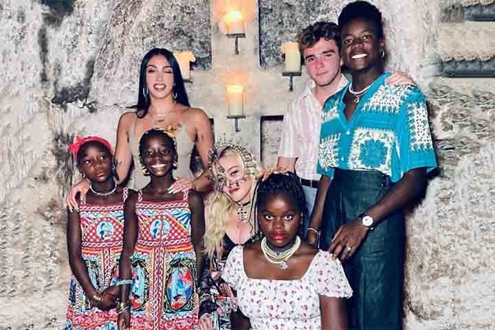 Madonna tem seis filhos, quatro deles adotados no Malauí, país localizado na África oriental. Conheça a seguir cada um deles!
 Reprodução: Flipar