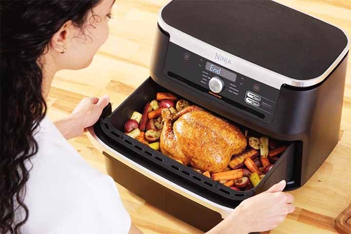 Além disso, nunca deixe a fritadeira funcionando sem supervisão e posicione-a longe de materiais inflamáveis, como cortinas ou toalhas. Reprodução: Flipar