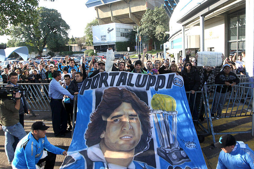Torcedores foram ao Olímpico pedir sua permanência, inclusive com bandeiras dedicadas a Renato. Foto: Divulgação