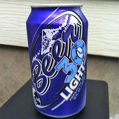  Beer 30 Light -  Teor alcoólico de 4% - Cerveja econômica e leve para consumo casual. Produzida pela Melanie Brewing Company nos Estados Unidos. Reprodução: Flipar
