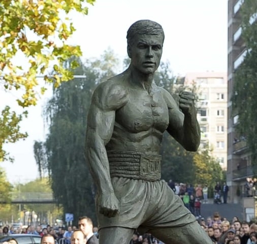 Outro astro de filmes de ação, Jean-Claude Van Damme tem uma estátua em sua homenagem em Bruxelas, na Bélgica, país onde nasceu.  Reprodução: Flipar