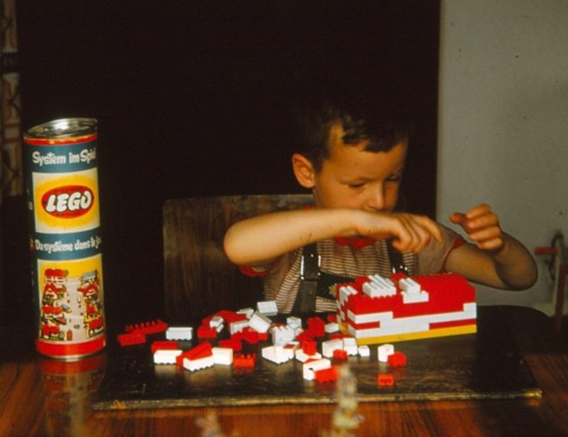 O nome “Lego” vem da junção das palavras dinamarquesas “leg godt”, que significam “brincar bem”. Reprodução: Flipar