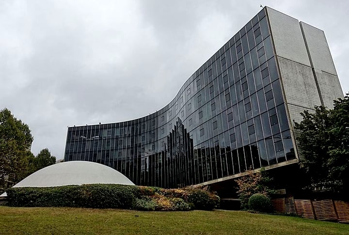 Sede do Partido Comunista (França) - Foi o primeiro trabalho de Niemeyer na Europa. Imprimiu um estilo sinuoso no edifício e acrescentou uma escultura branca que lembra o Congresso Nacional, em Brasília. Construído entre 1967 e 1980.  Reprodução: Flipar