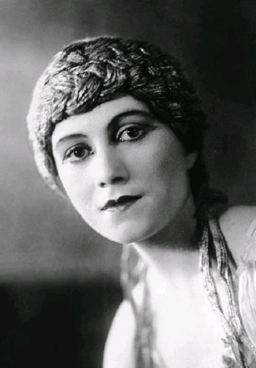 A vida pessoal de Picasso foi tão intensa quanto sua obra. Ele teve vários relacionamentos significativos, e suas parceiras frequentemente influenciavam sua arte.  Na foto, Olga Koklova , bailarina ucraniana do Ballets Russes, uma de suas primeiras musas artísticas. Eles foram casados de 1918 a 1955.  Reprodução: Flipar
