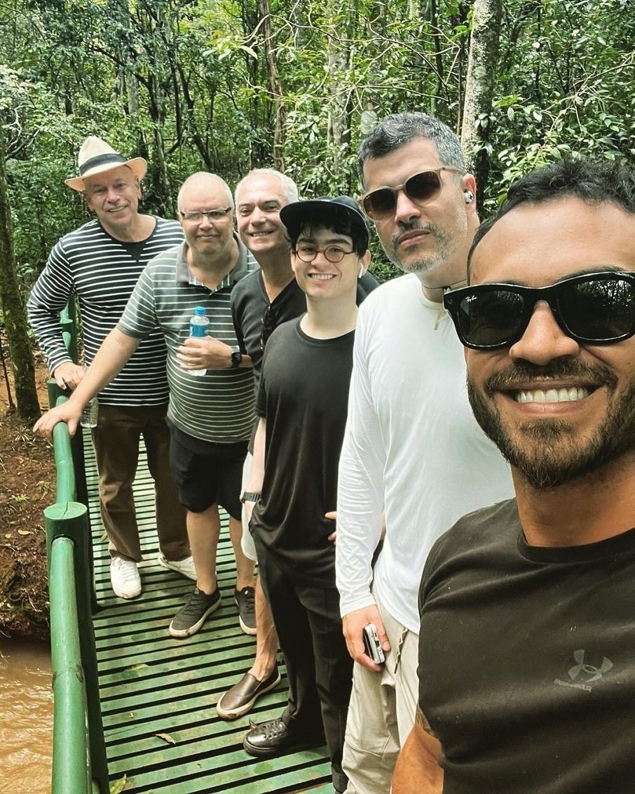 Leandro Karnal e Vitor Fadul com amigos. Foto: Reprodução/Instagram 06.03.2023