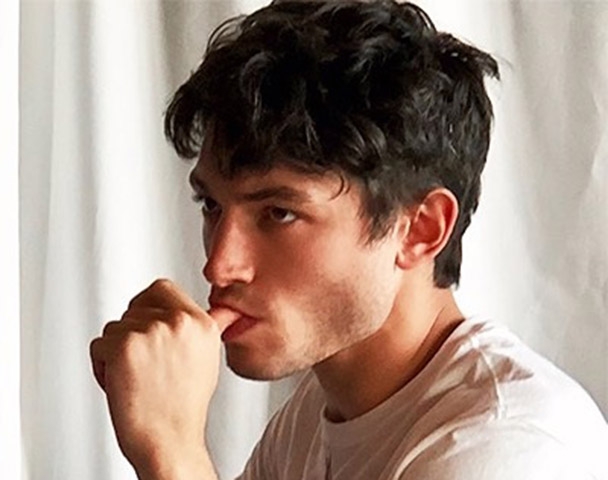 O ator Ezra Miller fez 31 anos em 30 de setembro tendo uma ficha corrida na polícia. 