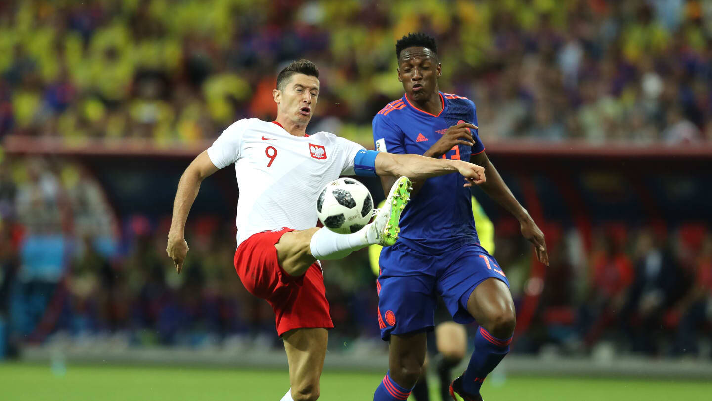 Lewandowski contra Mina em Polônia x Colômbia. Foto: FIFA/ Divulgação