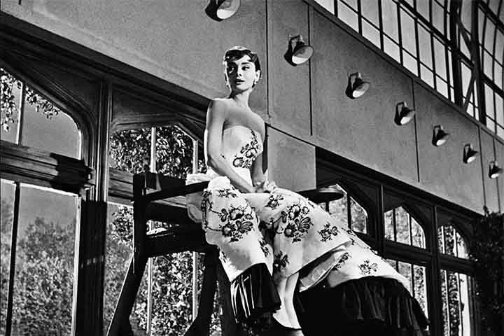 Em 1955, ela foi a responsável mais uma vez pelos figurinos de Audrey Hepburn e levou a estatueta por “Sabrina”, filme do celebrado diretor Billy Wilder que tinha também Humphrey Bogart. 
 Reprodução: Flipar