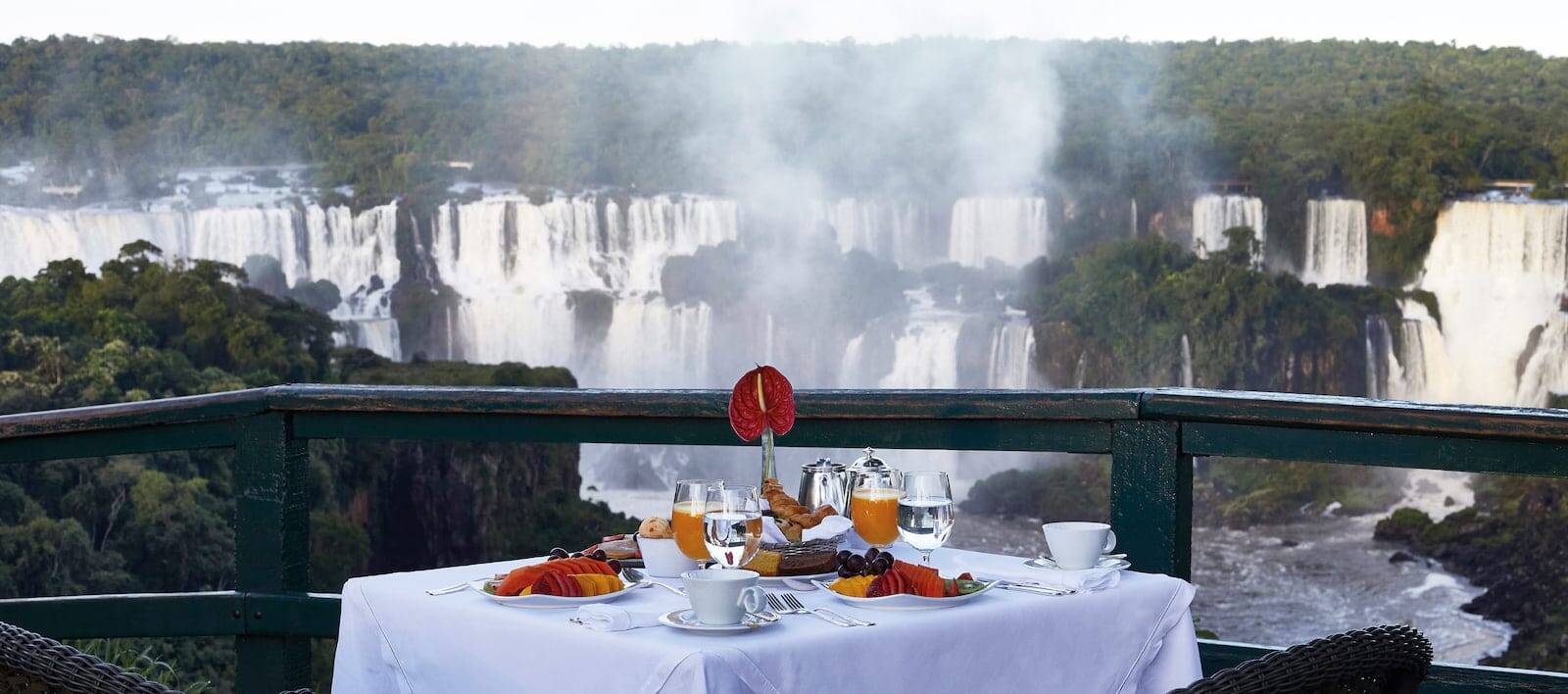 O café da manhã é diferenciado com a visão das Cataratas do Iguaçu no Brasil. Foto: Divulgação