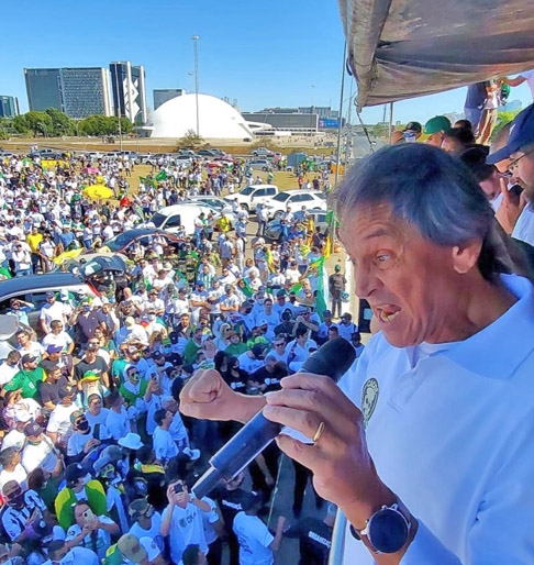 Outra curiosidade é que o padre (ou não) nem era candidato. Kelmon era vice de Roberto Jefferson, também do Partido Trabalhista Brasileiro.