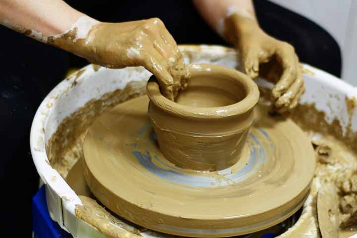 A cerâmica é um dos materiais mais importantes devido à sua versatilidade, durabilidade e utilidade desde a Antiguidade. Utilizada tanto para utensílios do cotidiano quanto para obras de arte, a cerâmica combina habilidades artísticas e técnicas.  Reprodução: Flipar