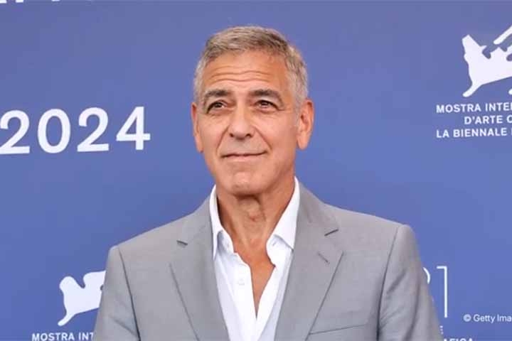 George Clooney revelou à revista Esquire os motivos que o levaram, junto da esposa Amal Clooney, a criar os filhos longe de Hollywood. Eles vivem com a família em uma fazenda no interior da França, onde, segundo o ator, os filhos têm uma rotina simples e saudável. Reprodução: Flipar