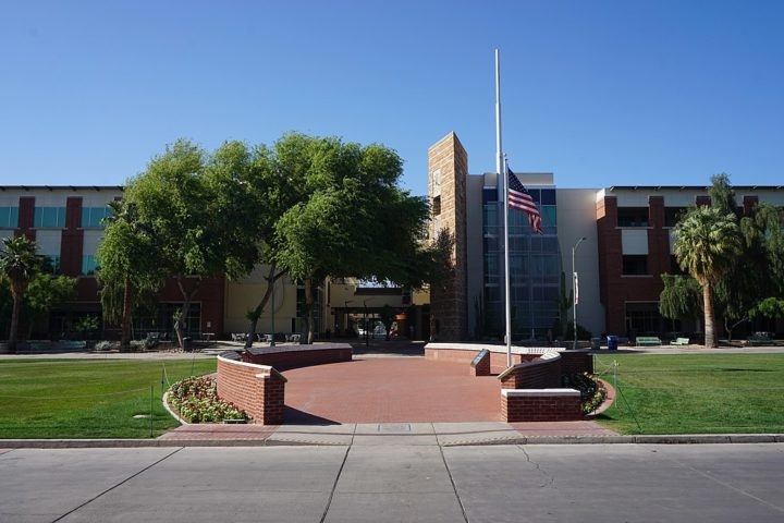 A cidade também é o lar da Universidade do Arizona (UArizona), a maior universidade do estado, fundada em 1885. Reprodução: Flipar
