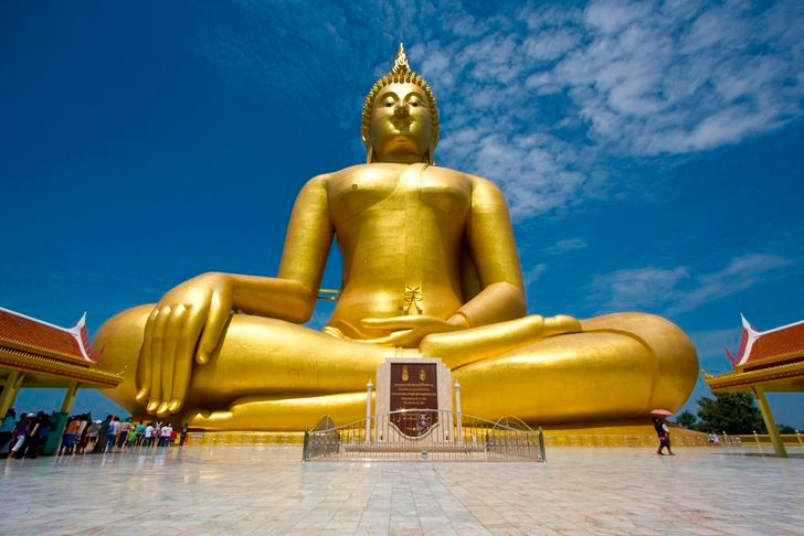 Grande Buda da Tailândia - 92m - Fica no monastério de Wat Muang, na província de Ang Thong. Começou a ser erguida em 1990 e foi inaugurada em 2008. Feita de concreto e pintada de ouro.  Reprodução: Flipar
