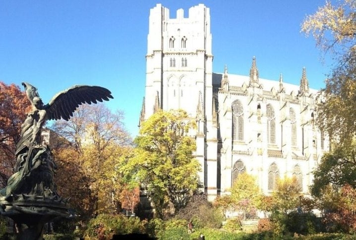 Catedral de Saint John Divine: Fica em Nova York, nos EUA. Começou a ser construída em 1892 em estilo Bizantino, mas teve seu estilo alterado para Gótico em 1909. Reprodução: Flipar