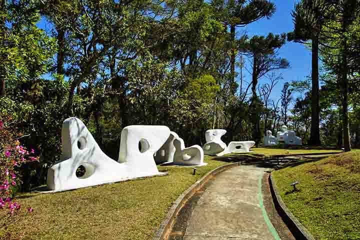 Nas proximidades, o Museu Felícia Leirner encanta com suas esculturas ao ar livre em meio à natureza e abriga o Auditório Cláudio Santoro, sede do famoso Festival de Inverno de Campos do Jordão. Reprodução: Flipar