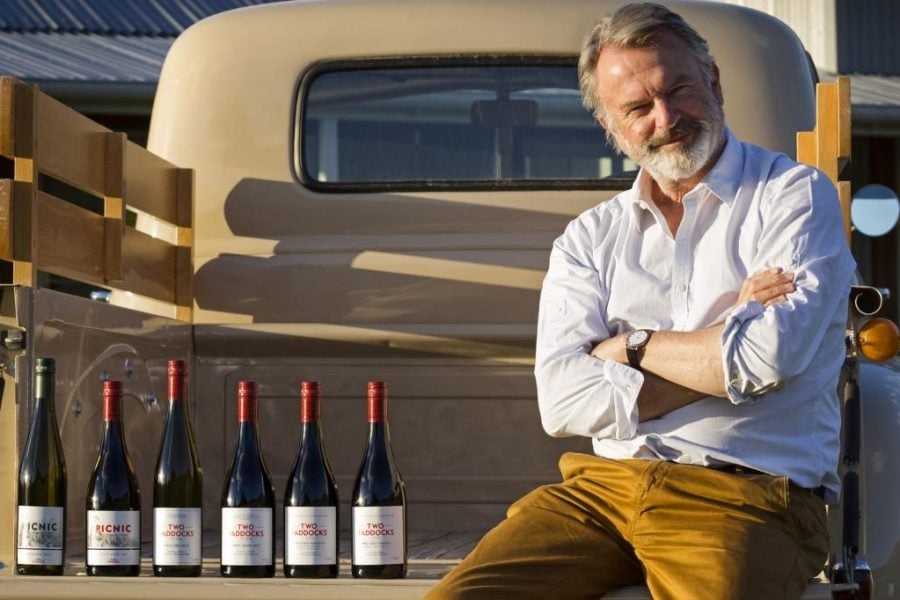Além de atuar, o britânico também é produtor de vinhos desde 1993, quando fundou a Two Paddocks. A  vinícola fica em Central Otago, na Ilha Sul da Nova Zelândia. Reprodução: Flipar