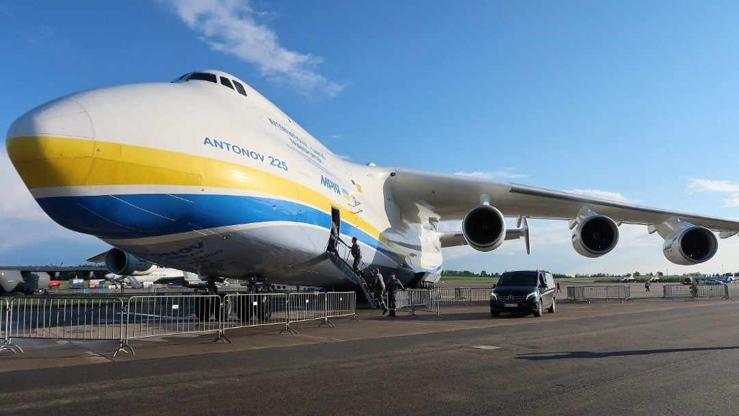 A empresa de defesa estatal ucraniana Ukroboronprom, que administra o Antonov, divulgou um comunicado de que a aeronave seria reconstruída com um gasto estimado de R$ 2,7 bilhões e que o governo russo seria cobrado pelo prejuízo. A conferir. 