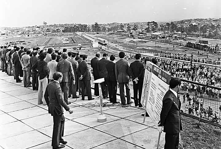 Essa viagem inaugural teve cerca de mil passageiros, entre policiais, políticos, engenheiros, jornalistas e convidados. São Paulo era governado no período por Laudo Natel, que foi também presidente do São Paulo Futebol Clube.

 Reprodução: Flipar