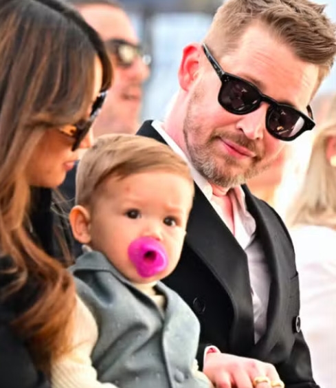 Macaulay - que hoje é casado com a atriz Brenda Song e tem 2 filhos -  é fruto do relacionamento entre Kit Culkin e Patricia Brentrup. Entre os 6 irmãos está Kieran Culkin, vencedor do Oscar de Melhor Ator Coadjuvante em 2025. Reprodução: Flipar