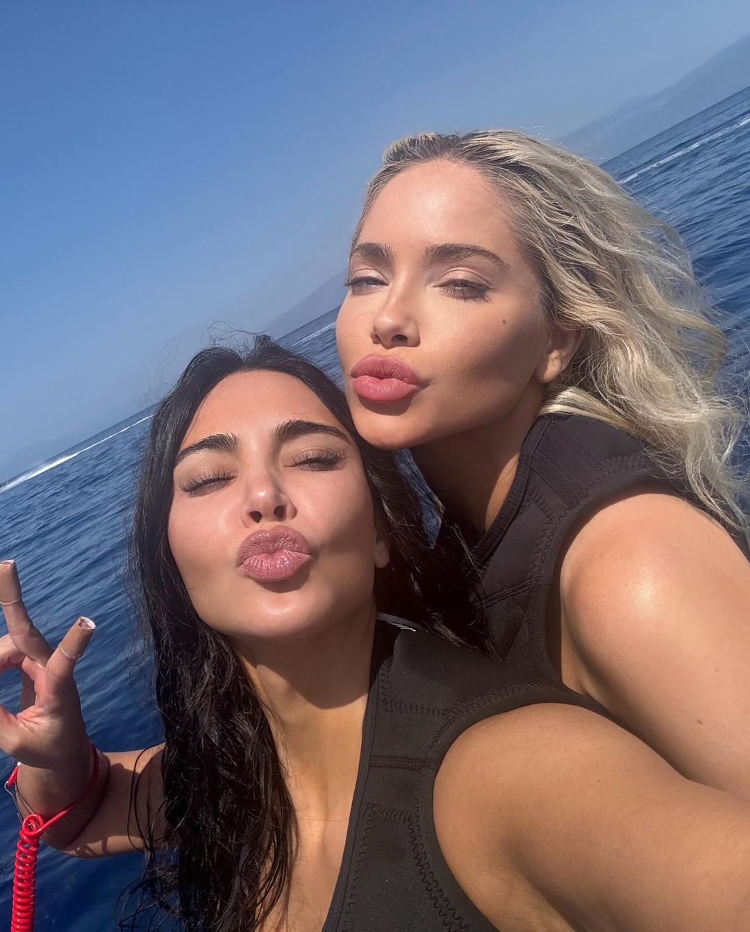 Kim Kardashian mostra decote durante viagem à Grécia Instagram