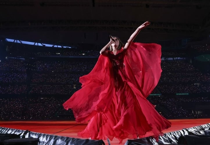 A cada show em determinada cidade, Taylor publicou foto e mensagem carinhosa no Instagram, falando da emoção de passar pelo lugar e contar com a vibração dos fãs. Na foto, show em Madri, na Espanha.  Reprodução: Flipar