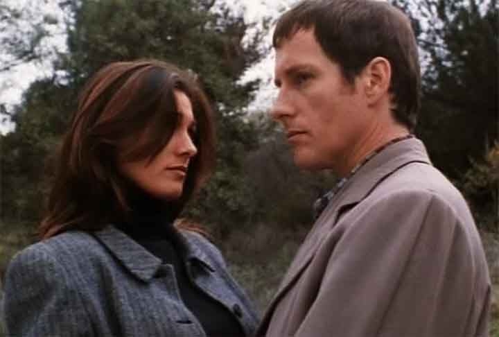Amnésia (2000): este thriller psicológico, dirigido por Christopher Nolan, gira em torno de Leonard Shelby (Guy Pearce), um homem com perda de memória recente devido a um trauma. Leonard está em uma busca obsessiva para descobrir quem matou sua esposa, mas sua condição faz com que ele confunda pistas e suspeitos. A narrativa é contada de forma não linear, o que reflete a confusão e a complexidade da mente de Leonard. O filme explora temas como a verdade, a percepção e a natureza da memória, mantendo o espectador constantemente intrigado enquanto a história se desenrola. Reprodução: Flipar
