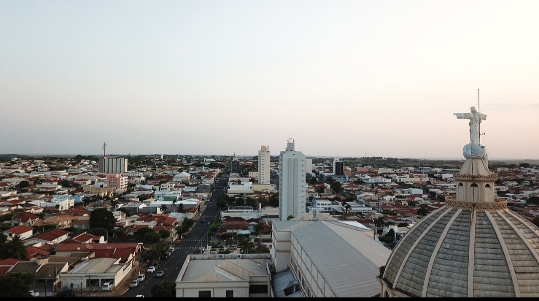 Dracena é considerada um bom lugar para idosos, pois destaca-se pela tranquilidade, segurança e qualidade de vida. Possui a infraestrutura necessária para o dia a dia, incluindo opções de saúde e assistência social focadas na terceira idade. Reprodução: Flipar