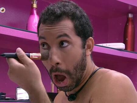 Gil se maquiando durante a edição do BBB 21. Foto: Reprodução/Globo
