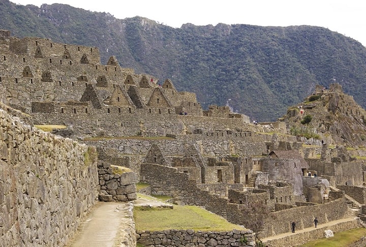 Machu Picchu conta com templos, palácios, casas e seus canais de água são feitos com rochas de granito, que são extremamente resistentes. A técnica usada nas construções é conhecida como Ashlar. Reprodução: Flipar