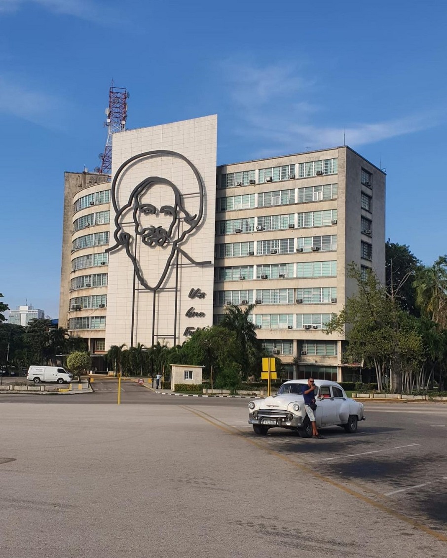 Mural com foto de Camilo Cienfuegos, na Plaza de La Revolución, em Cuba. Foto: Reprodução/Instagram 23.02.2023