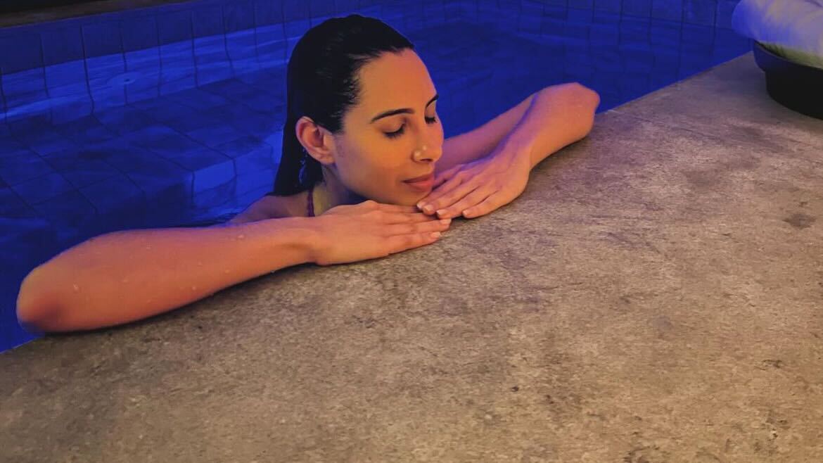 Isa Salmen na piscina Reprodução Instagram - 29.5.2024