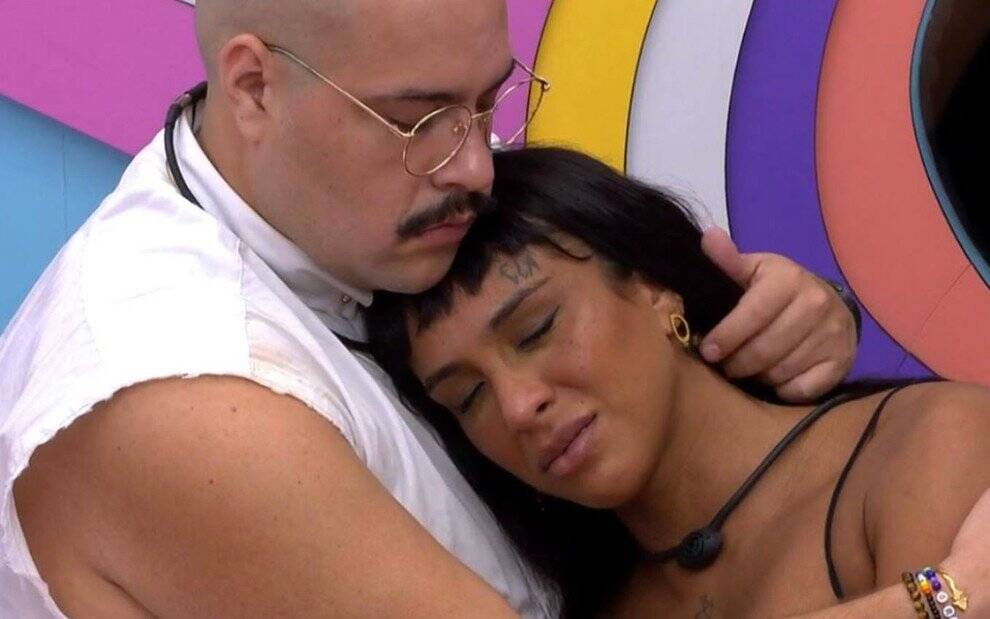 Lina é consolada por Tiago após episódio de transfobia com Lucas. Foto: Reprodução/Globo