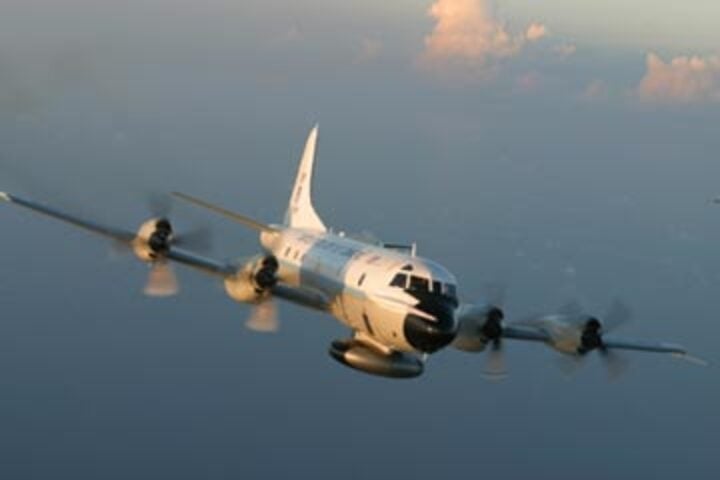 O avião, um WP-3 Orion, usado pela agência para coletar informações sobre tempestades tropicais, ciclones e furacões e, assim, transmitir os dados para agências de meteorologia.  Reprodução: Flipar