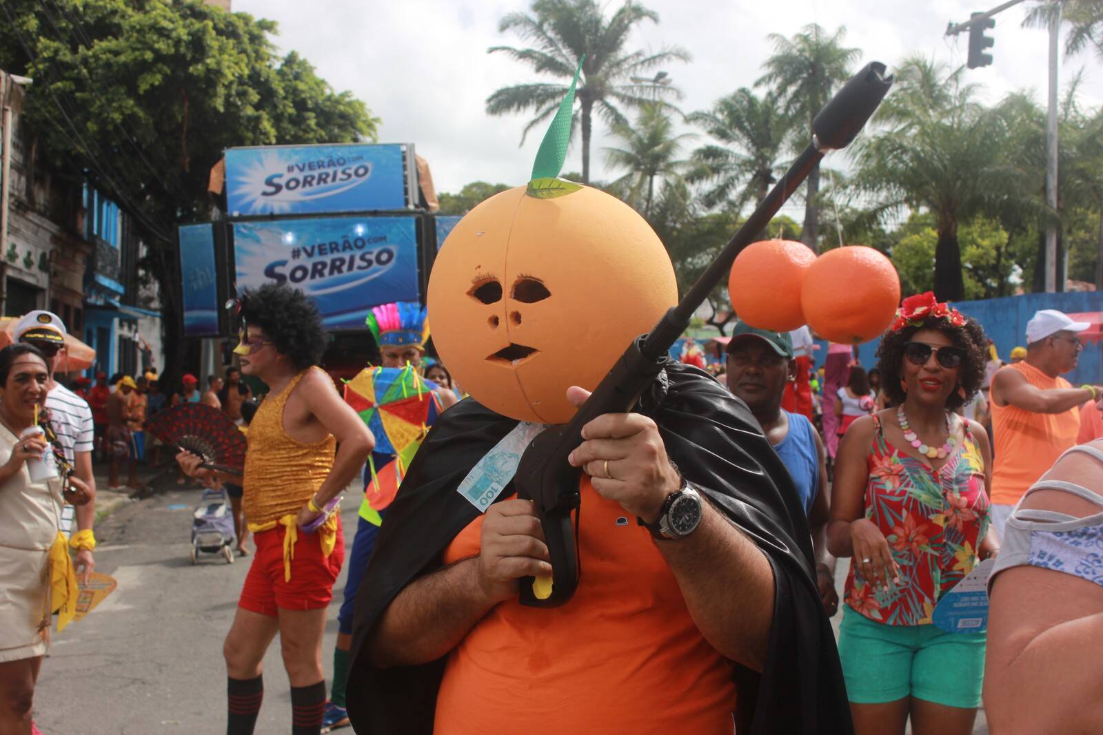 fantasias de carnaval fazem críticas políticas. Foto: Reprodução / Instagram / Twitter
