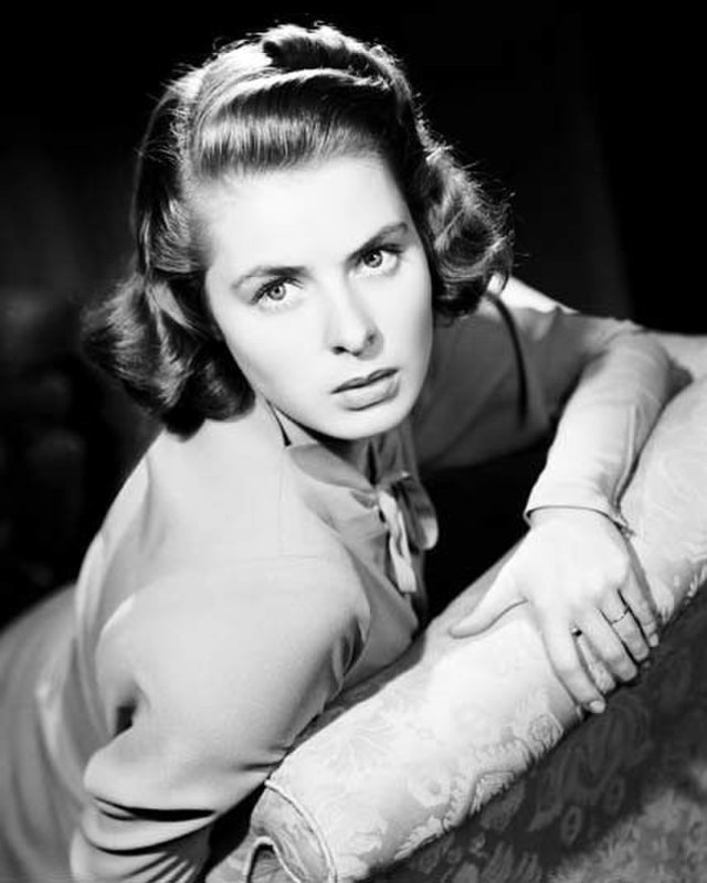 O maior papel de sua carreira foi quando co-estrelou com Humphrey Bogart, o clássico filme Casablanca (1942). Neste filme, ela interpretou o papel de Ilsa, a bela esposa norueguesa de Victor Laszlo, interpretada por Paul Henreid. Reprodução: Flipar
