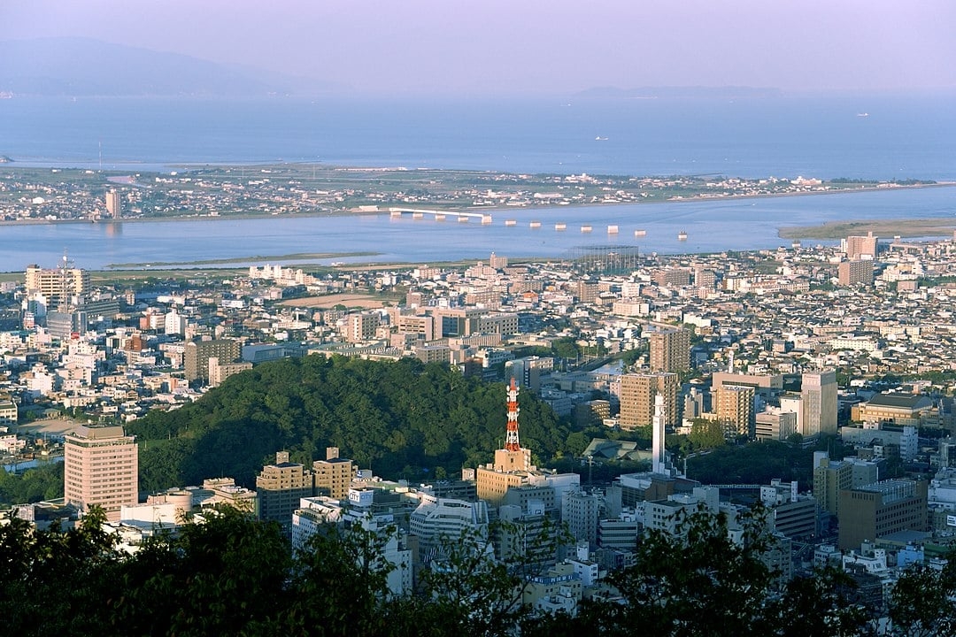 A principal cidade de Shikoku é Tokushima. Com 267 mil habitantes, é considerada um município desde 1889. Do topo do Monte Bizan se tem uma bela vista da paisagem.  Reprodução: Flipar