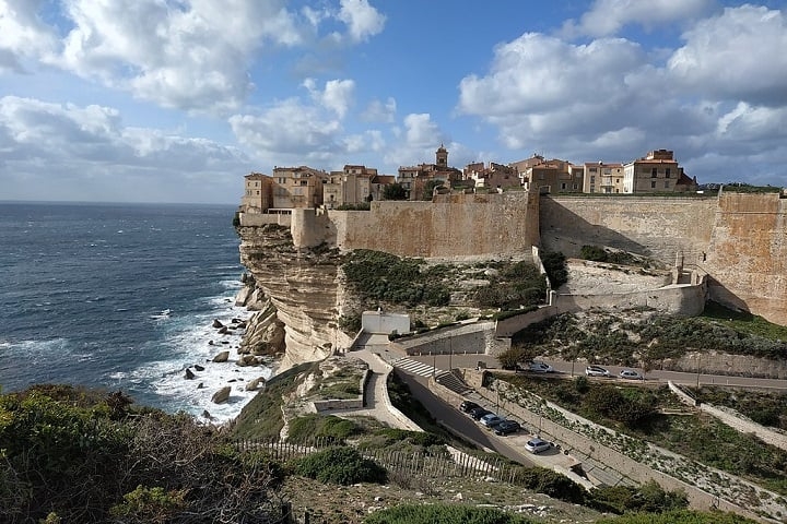 A parte norte da ilha, onde se encontra a região de Cap Corse, é particularmente conhecida por sua beleza selvagem, com vilarejos históricos encravados nas montanhas e uma costa com falésias íngremes e algumas praias. Reprodução: Flipar