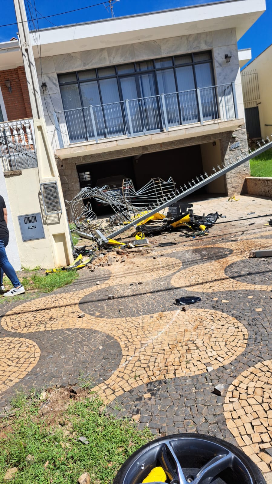 Veículo de alto luxo destruiu um portão residencial. Foto: Arquivo pessoal