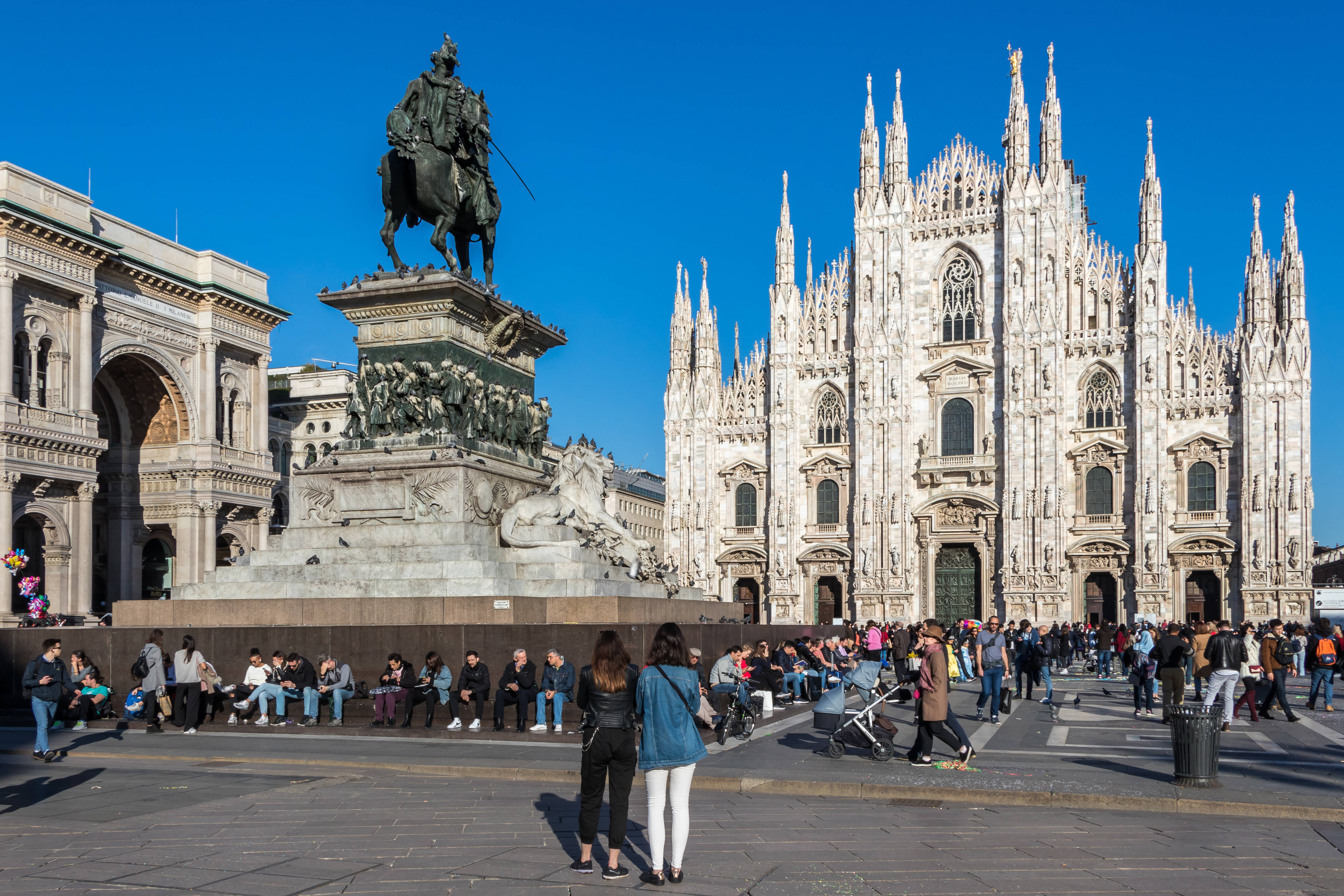 Turismo em Milão: a Piazza del Duomo reúne vários atrativos turísticos da cidade, desde monumentos até lojas. Foto: shutterstock 